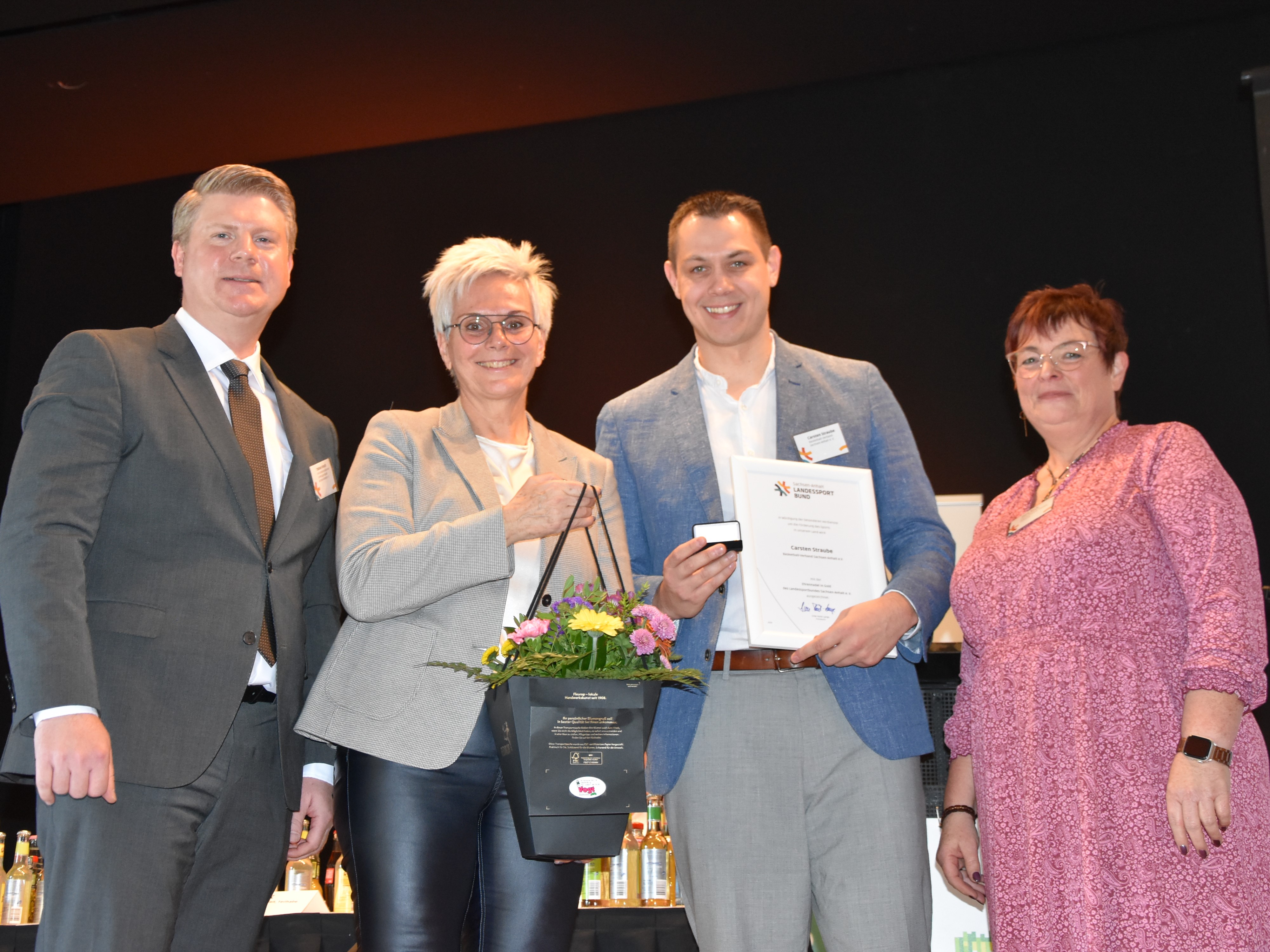 Carsten Straube wird mit der Ehrennadel des LSB in Gold ausgezeichnet